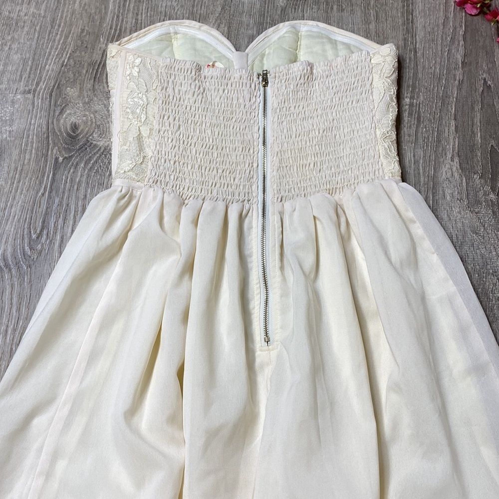 Corset style strapless lacy dress - Picture 4 of 6